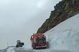Luptă cu nămeții pe Transalpina și Transfăgărășan. Drumarii intervin în zone unde zăpada depășește cinci metri