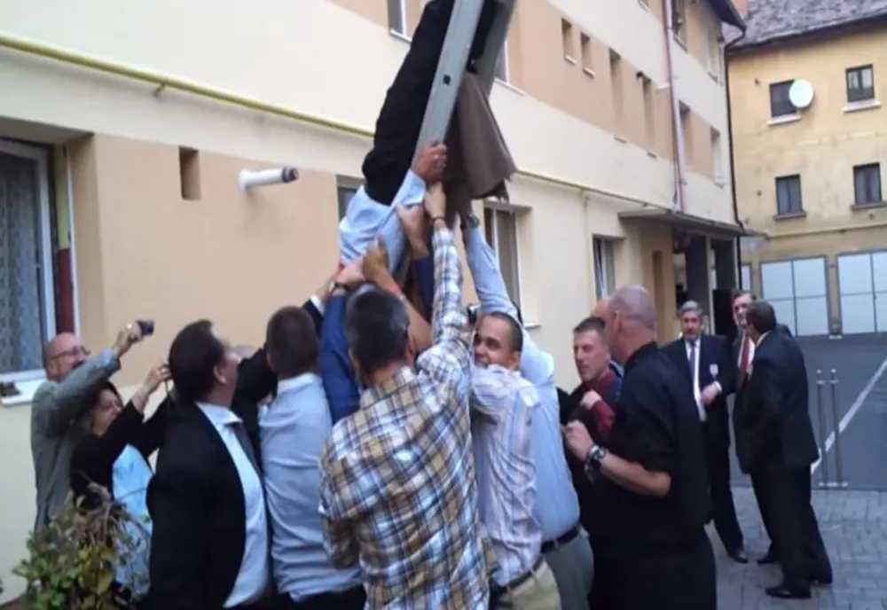 VIDEO Junii Dorobanți vă invită la...Îngroparea Vătafului