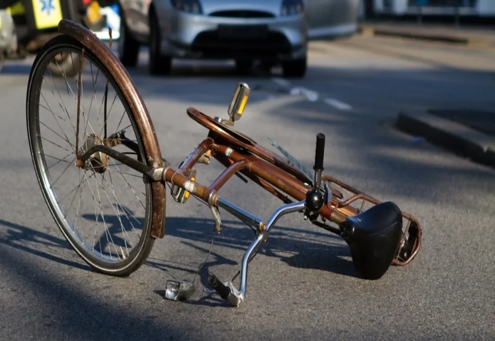 Un biciclist aflat sub influența alcoolului a fost lovit de mașină