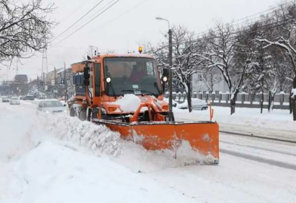 Poliția Rutieră Brașov a amendat administratorul drumului public cu aproape 15.000 de lei pentru că nu a deszăpezit