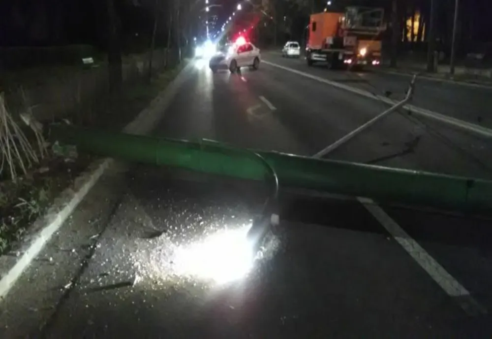 FOTO Două dintr-o lovitură. A doborât cu mașina un stâlp de iluminat și un copac, în municipiul Brașov!