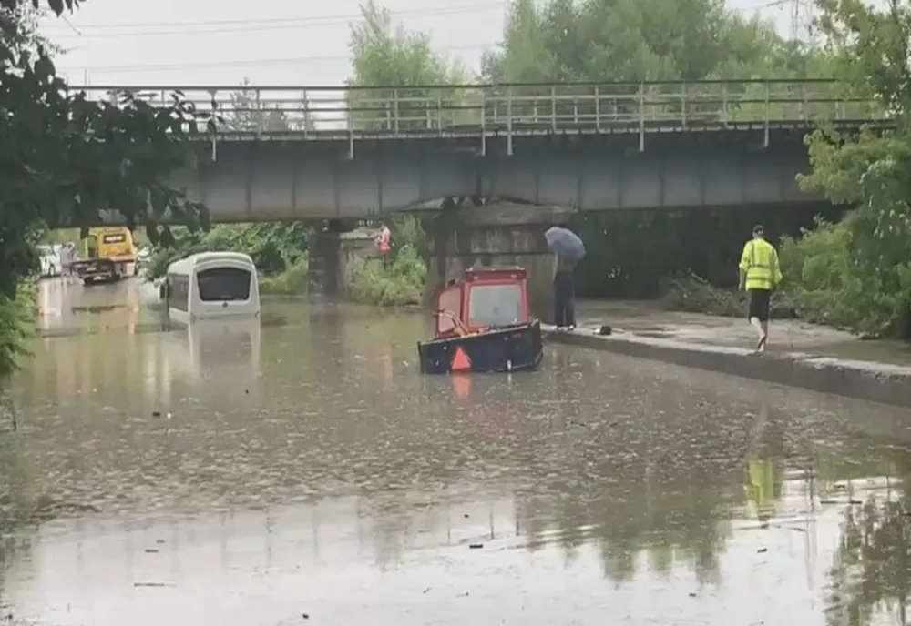 VIDEO Pompierii intervin pentru a salva trei persoane blocate în apă, într-un tractor!