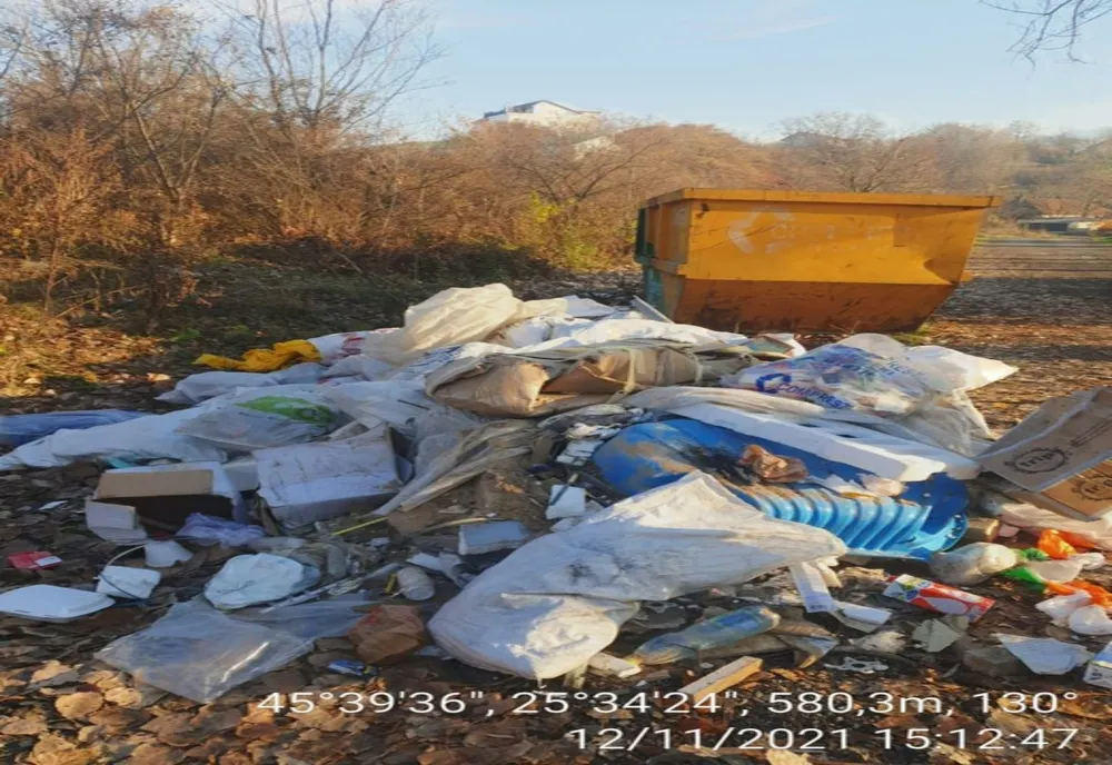 FOTO Gunoaie depozitate ilegal! Polițiştii locali au dat amenzi de 1600 de lei!