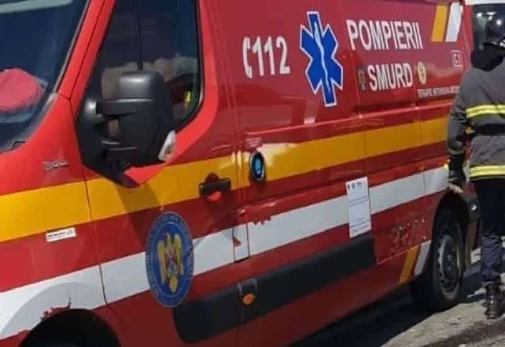 Copil de 2 ani, în stare gravă după ce o poartă a căzut peste el