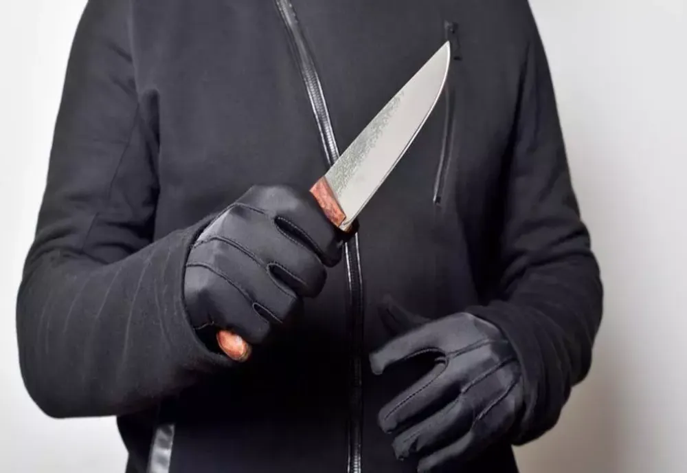 CUȚITE, TOPOARE ȘI COASE, DESCOPERITE LA DOI BĂRBAȚI LA UN TÂRG TRADIȚIONAL DIN DÂMBOVIȚA