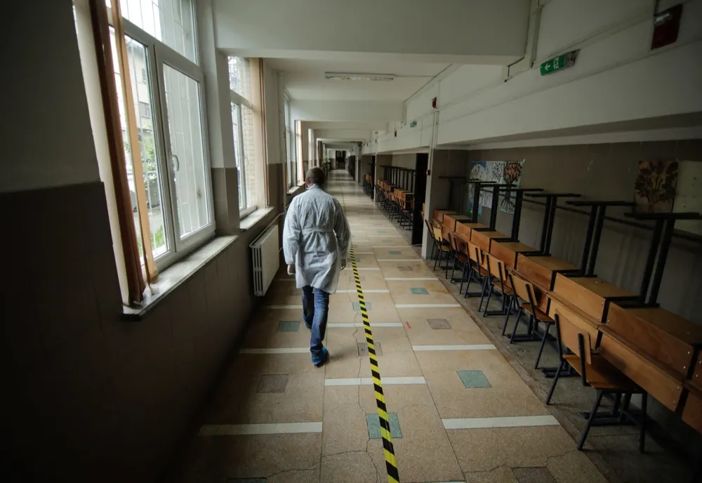 Un candidat din Braşov, care susținea Bacalaureatul, a fost dat de gol de RO-Alert în timp ce încerca să copieze