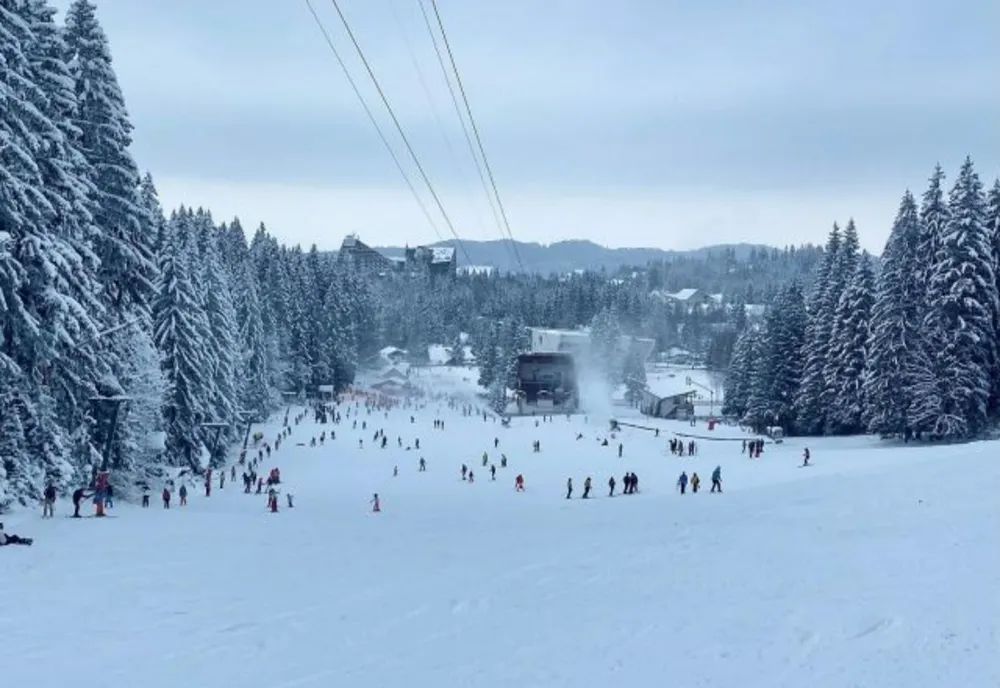 Pârtiile de la Sinaia au fost luate cu asalt de turiști în prima zi a anului. Peste 1000 de oameni se bucură de zăpadă