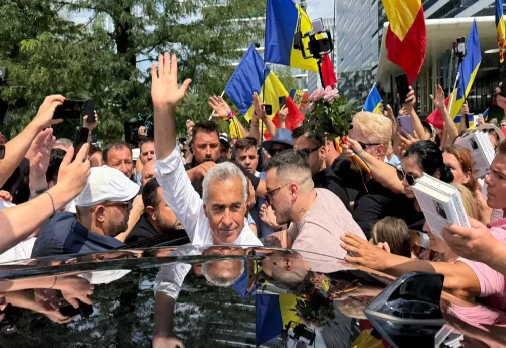 CĂLIN GEORGESCU, BAIE DE MULȚIME LA POLIȚIE: ”ROMÂNII TREBUIE SĂ-ȘI REVENDICE SUVERANITATEA, SĂ NU MAI PERMITĂ INTERVENȚII STRĂINE”