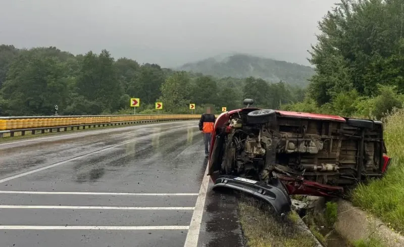 Autoturism răsturnat pe DN1 / FOTO: ISU Brașov