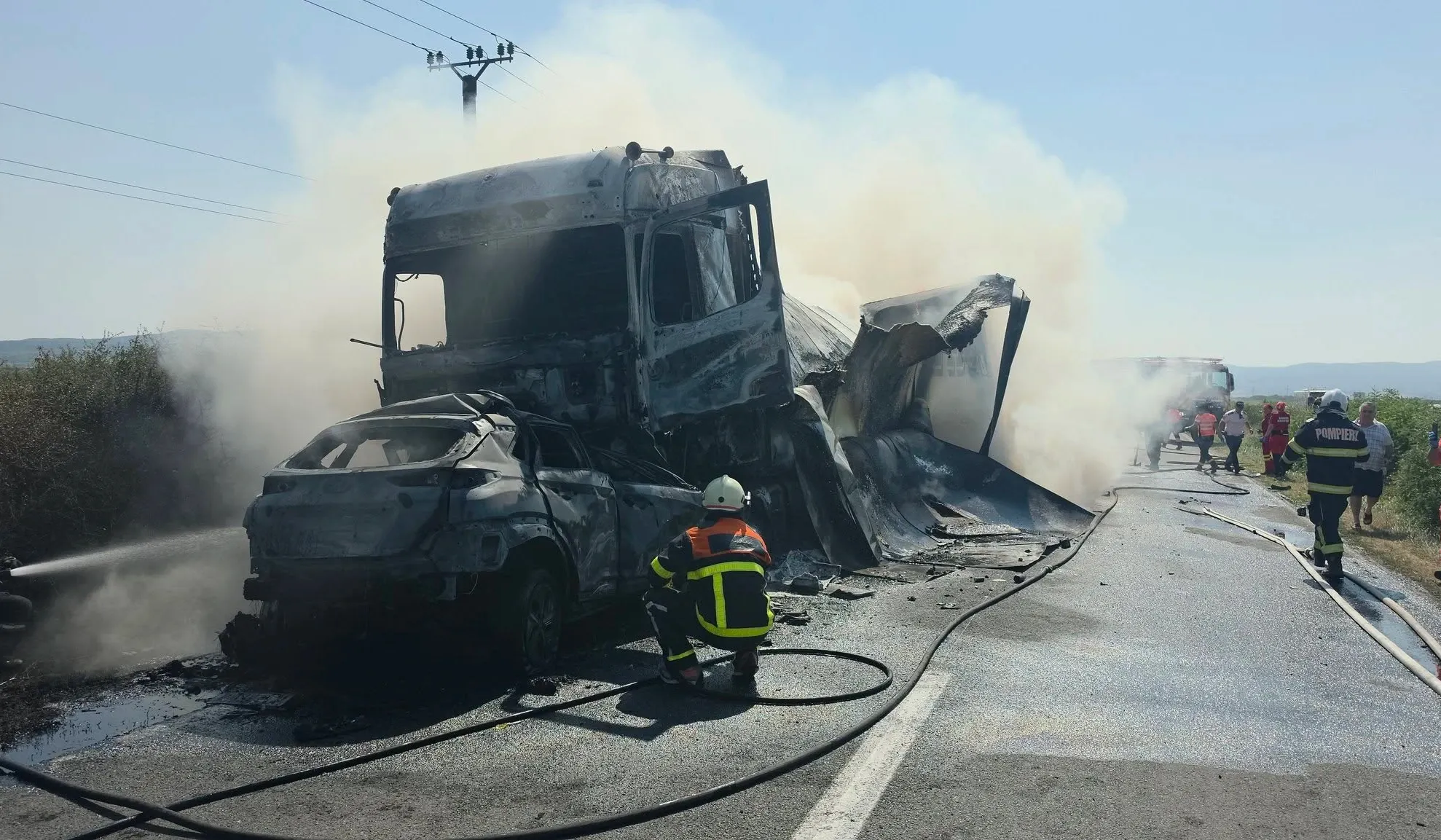 Accident grav în Caraș-Severin. Două vehicule au luat foc, un șofer ar putea fi mort
