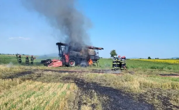 Combină agricolă în flăcări / ISU Brașov