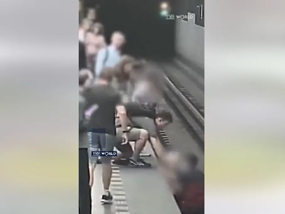 Un copil a căzut la metrou, în Praga