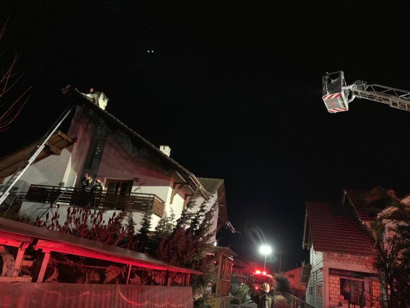 ULTIMĂ ORĂ: Arde acoperișul unei case din Cristian