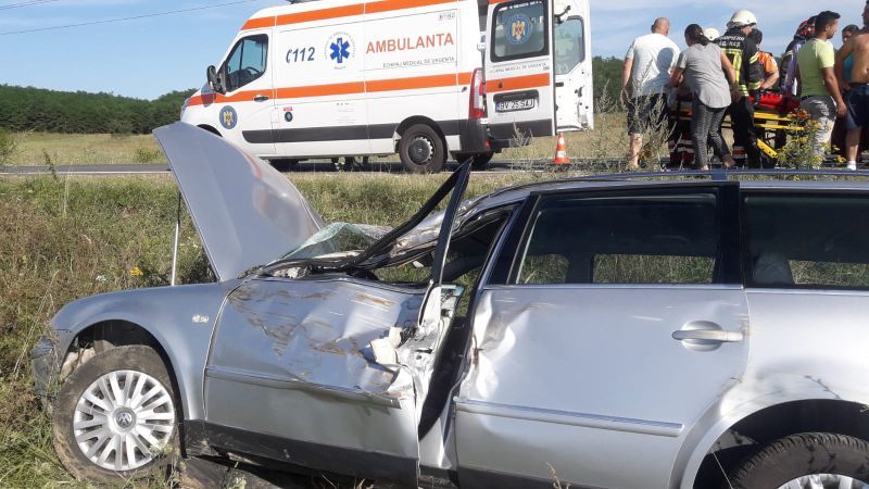 FOTO Autoturism distrus într-un accident rutier