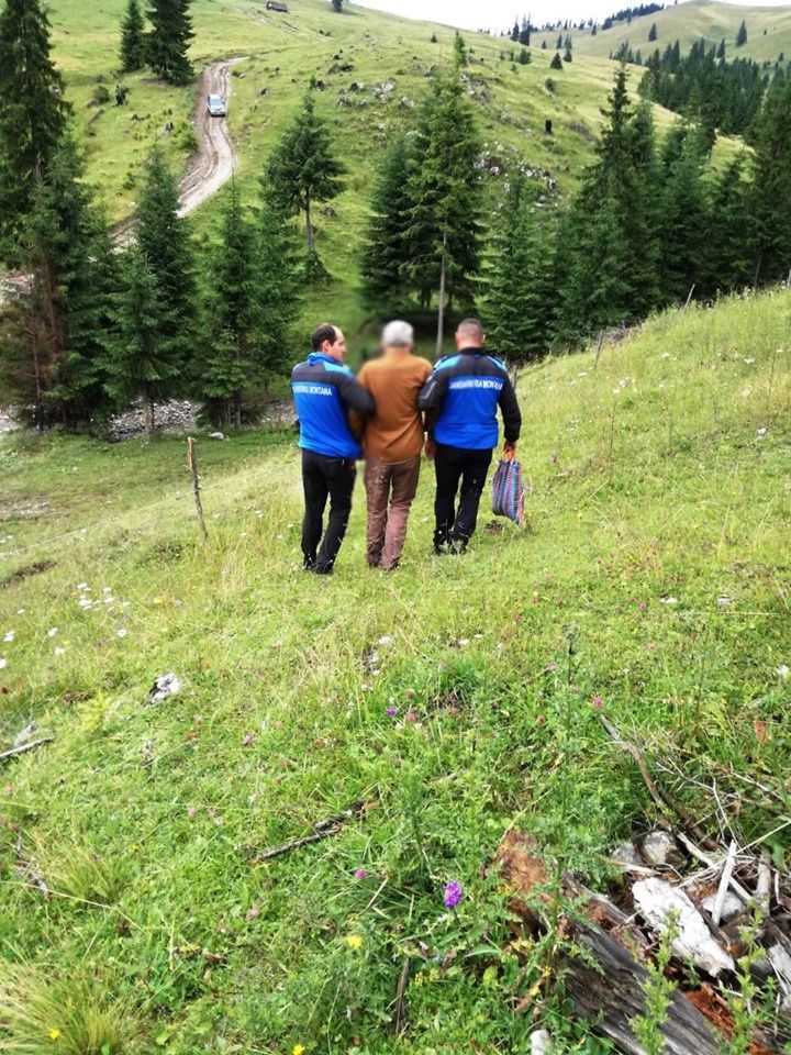 un-barbat-de-61-de-ani-s-a-ratacit-pe-munte-jandarmii-montani-harghiteni-i-au-sarit-in-ajutor-3