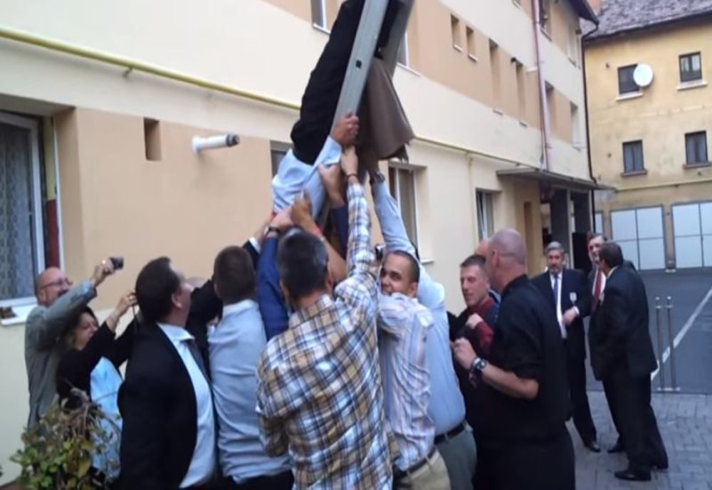 VIDEO Junii Dorobanți vă invită la...Îngroparea Vătafului