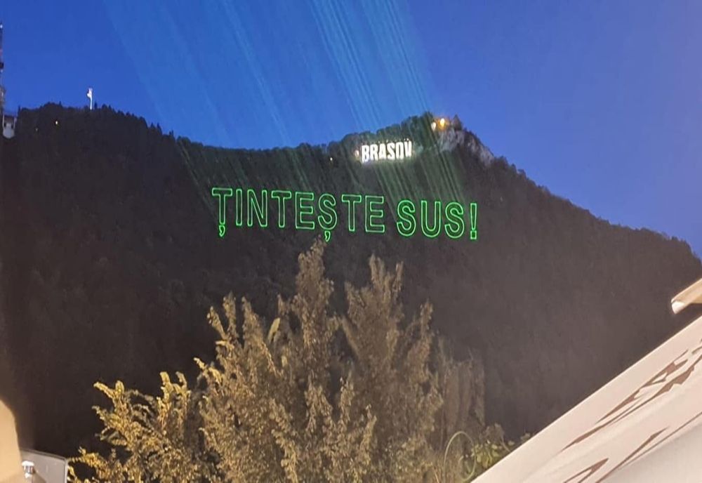 FOTO "Laser, frate!" Mesaje electorale, aseară, pe Tâmpa! Oamenii, îndemnați să producă schimbarea!