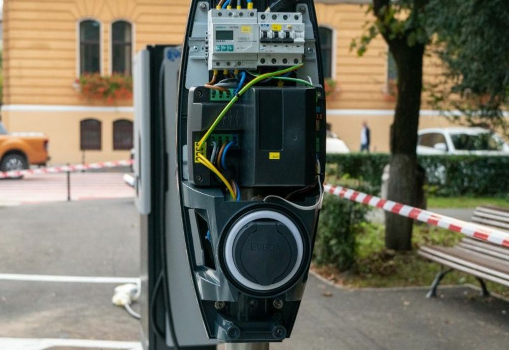 VIDEO Primele stații de încărcare destinate mașinilor electrice au fost montate la Brașov