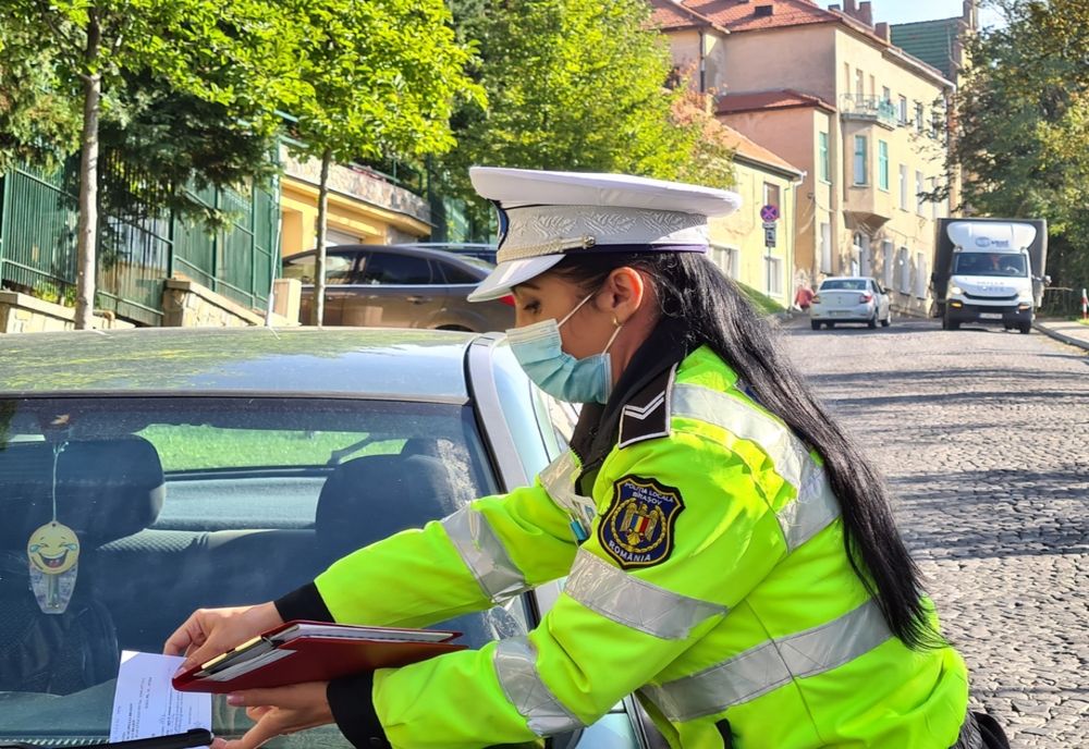 Polițiștii locali îi avertizează pe șoferii care parchează pe pistele pentru bicicliști