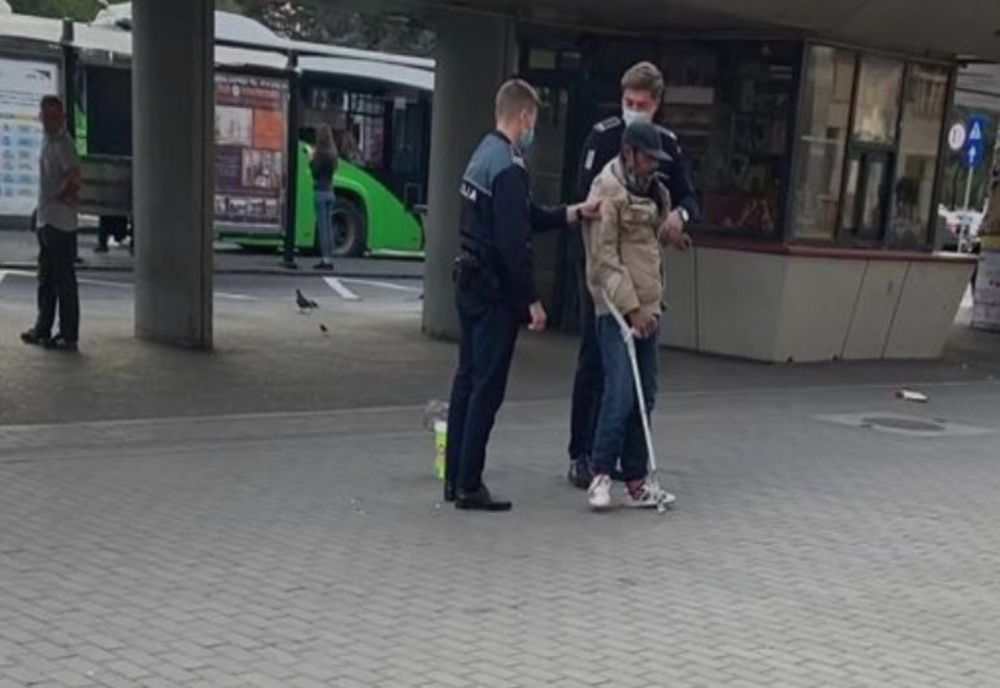Persoană cu dizabilități bruscată în Gara Brașov (VIDEO)