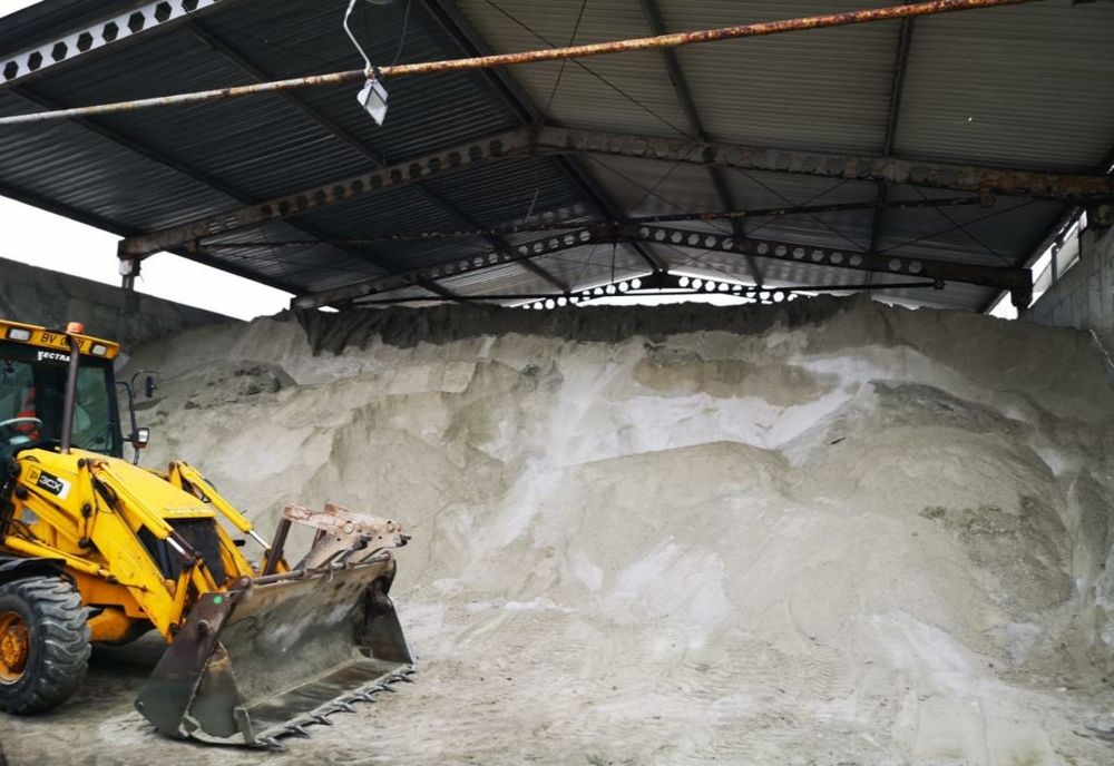 Prima intervenție cu material antiderapant, din acest sezon, pe un drum din municipiul Brașov