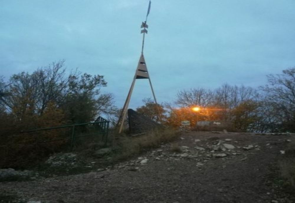 FOTO Structurile din lemn de pe Tâmpa au fost tăiate cu drujba
