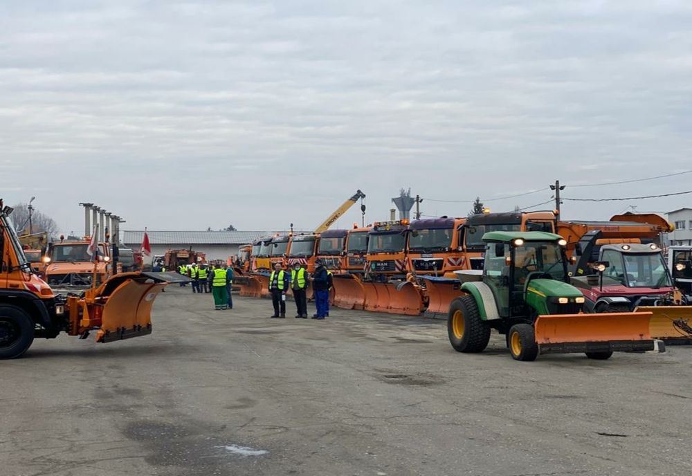 VIDEO Deszăpezirea în municipiul Brașov se va face cu 86 de autospeciale și utilaje! Peste 2.000 de tone de material antiderapant pe stoc