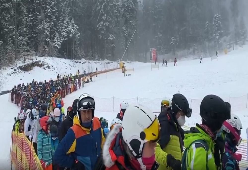 VIDEO Cozi de sute de metri pe pârtiile din Poiana Brașov