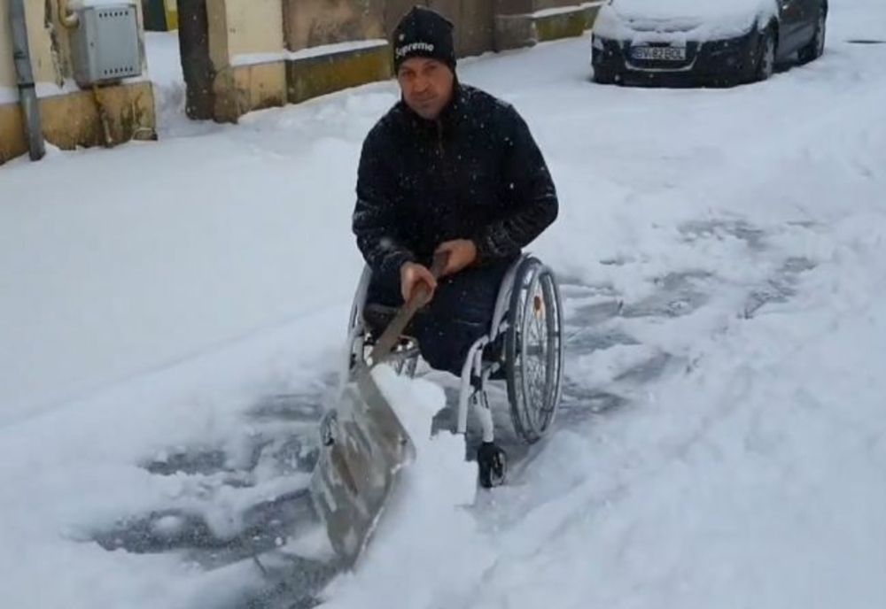 VIDEO EMOȚIONANT Un bărbat fără picioare a ieșit la deszăpezit!