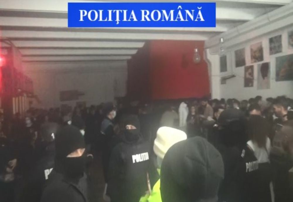 VIDEO Polițiștii brașoveni "au spart" o petrecere cu peste 200 de invitați