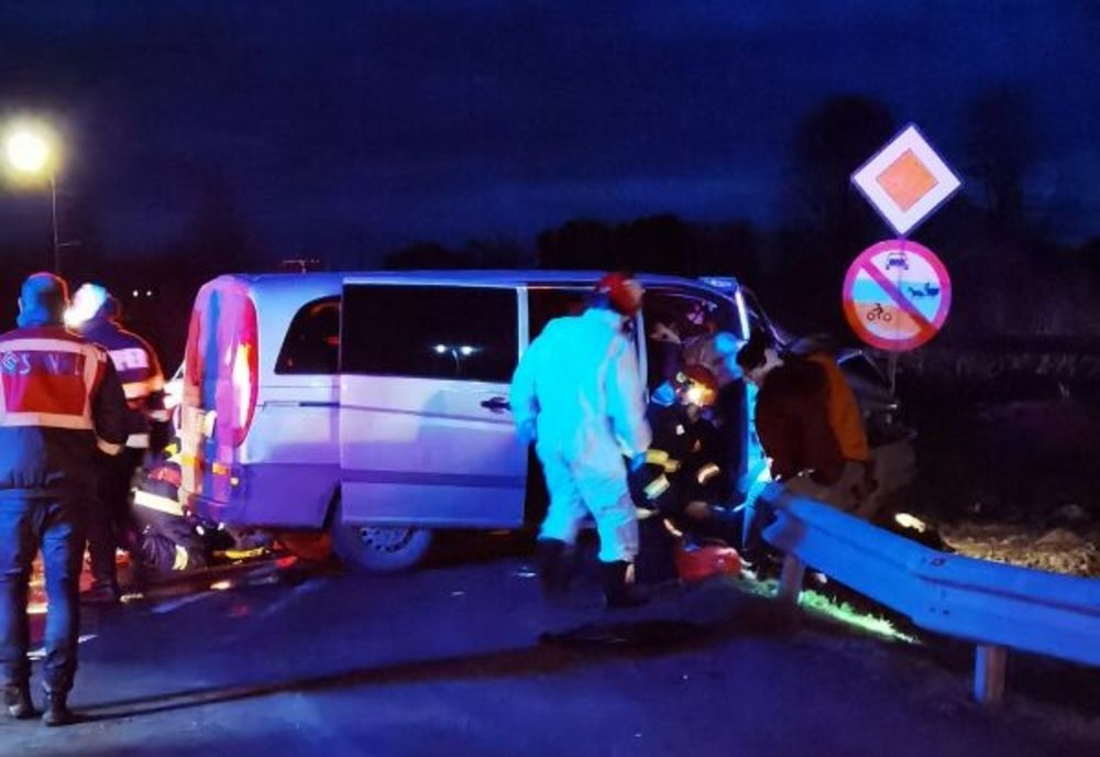 VIDEO Șoferul unui microbuz, din Brașov, a murit într-un accident grav produs pe DN1