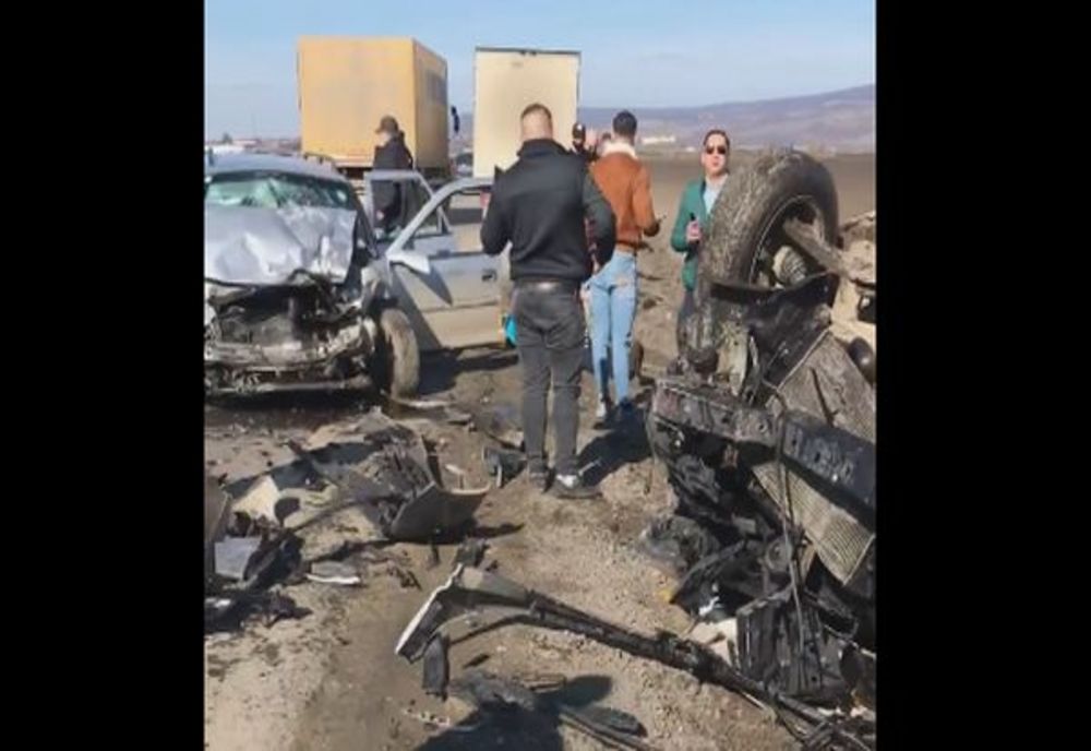 VIDEO Microbuz cu 10 persoane implicat într-un accident rutier! 