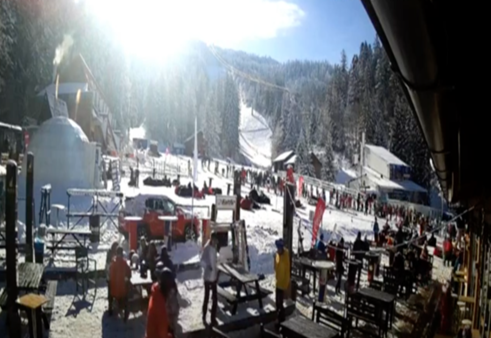 Înghesuială la munte. Turiștii, unul lângă altul, chiar și cu restricții