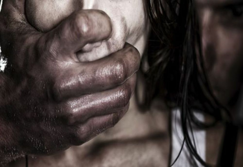 Bărbat din județul Brașov acuzat că și-a violat fiica vitregă 6 luni, în timp ce mama tinerei era în străinătate!