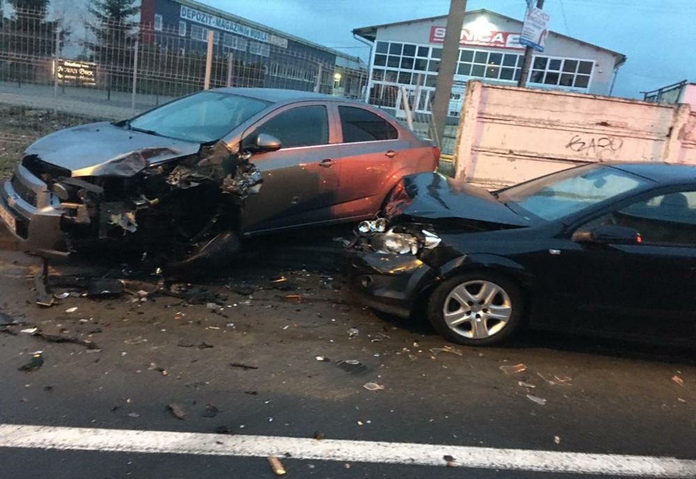 FOTO+VIDEO 16 maşini lovite de un şofer "prea fericit"!