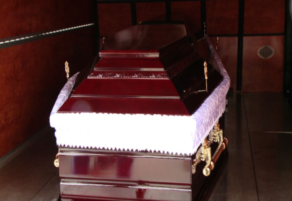 Incident la Cimitirul Municipal din Brașov! Hoții au furat de la o femeie decedată 8 lei!