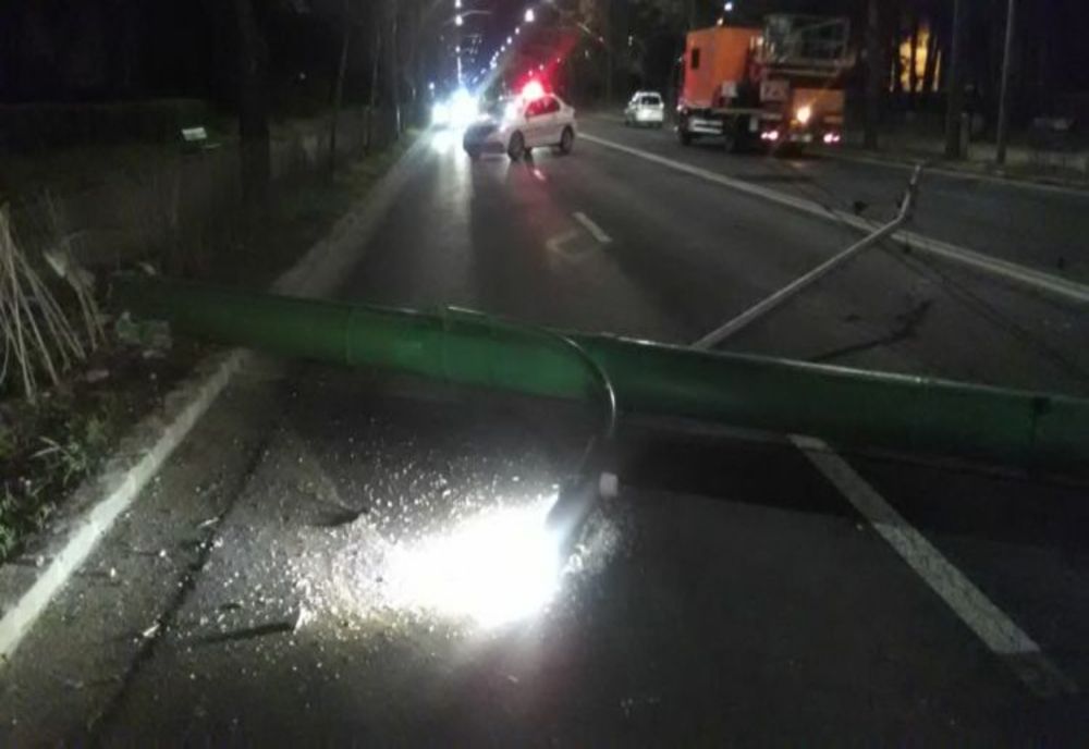 FOTO Două dintr-o lovitură. A doborât cu mașina un stâlp de iluminat și un copac, în municipiul Brașov!