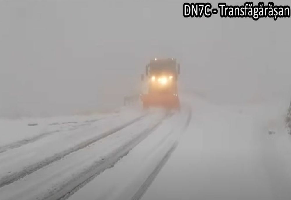 VIDEO Deszăpezire pe Transfăgărășan! Strat de zăpadă de 10 centimetri