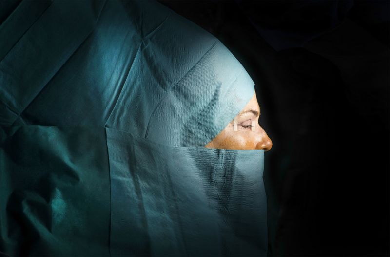 Gentle violence - Faces of Change, fotografia de Cristina Bobe care inspiră instalația