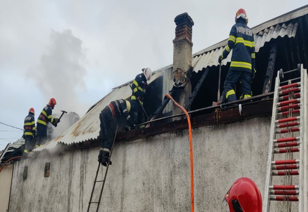 Pompierii au luptat 3 ore cu flăcările la Sânpetru
