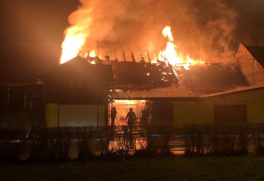 11 autospeciale ISU intervin la un incendiu de proporții!