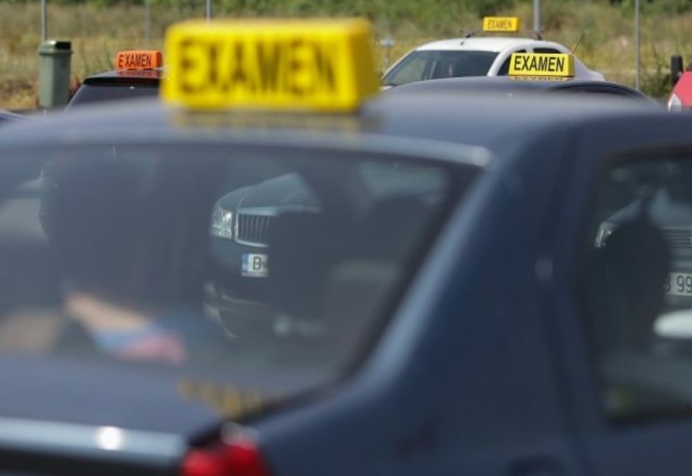 Examinatori din Brașov și Dolj la serviciul Permise din Argeș