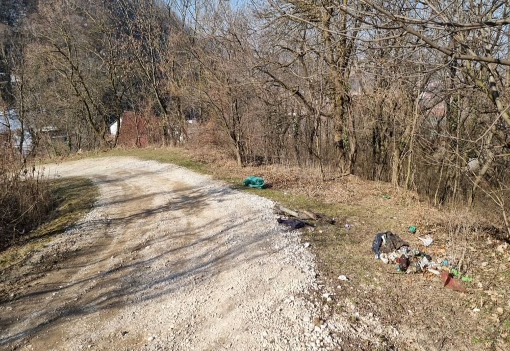 FOTO Cum înțeleg unii brașoveni curățenia de primăvară? Aruncă deșeuri în rezervație!