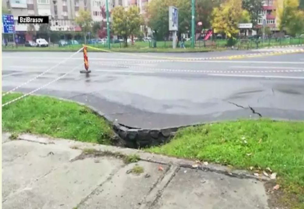 Asfalt surpat, pericol uriaș în trafic! Șoferii, nevoiți să circule cu atenție