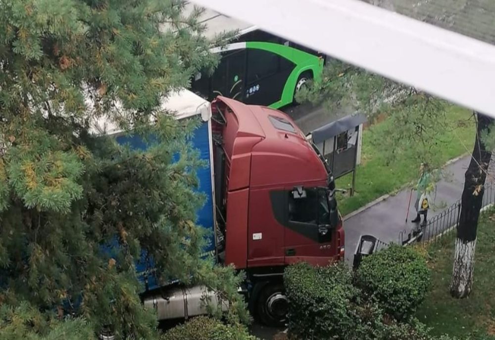 Impact între un TIR şi un autobuz, pe DN1, la Codlea!