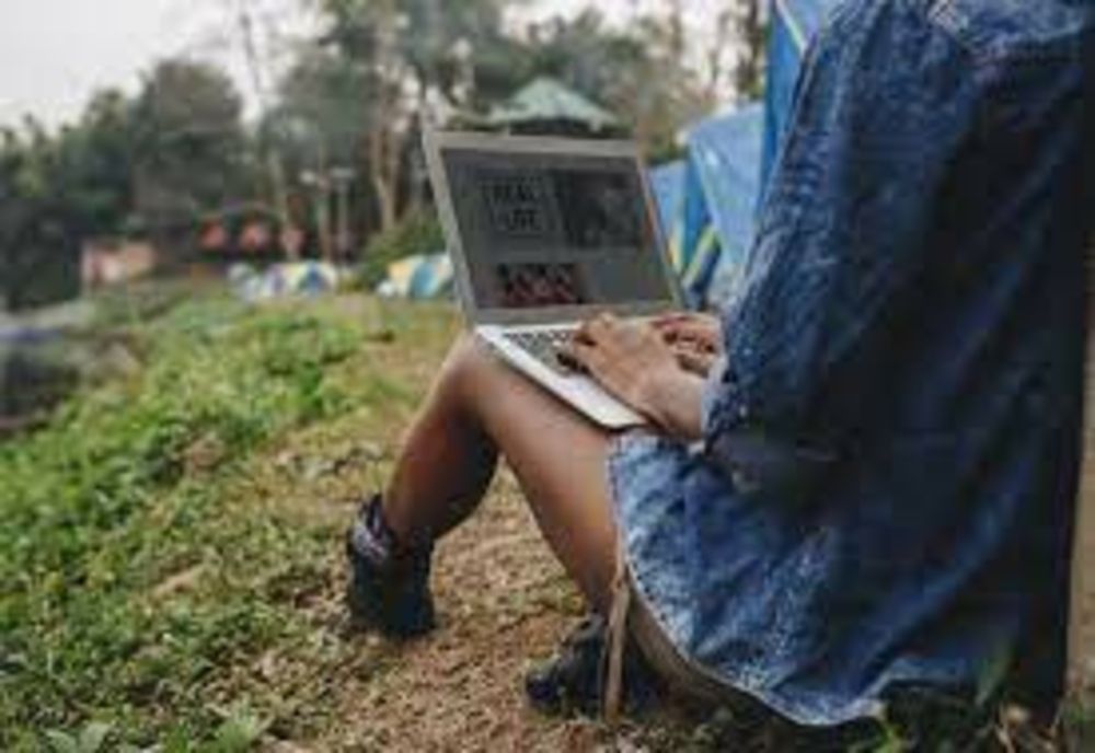 Opt din zece gospodării din România au acces la internet. Ce regiuni sunt în top