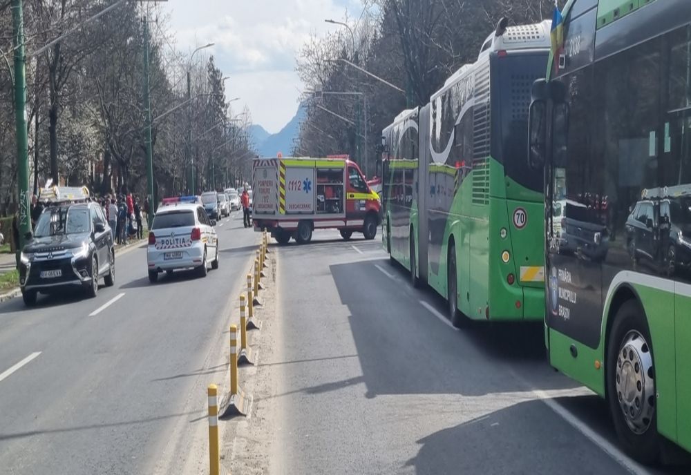 FOTO+VIDEO Grav accident pe Bulevardul Saturn din municipiul Braşov! Trafic BLOCAT!