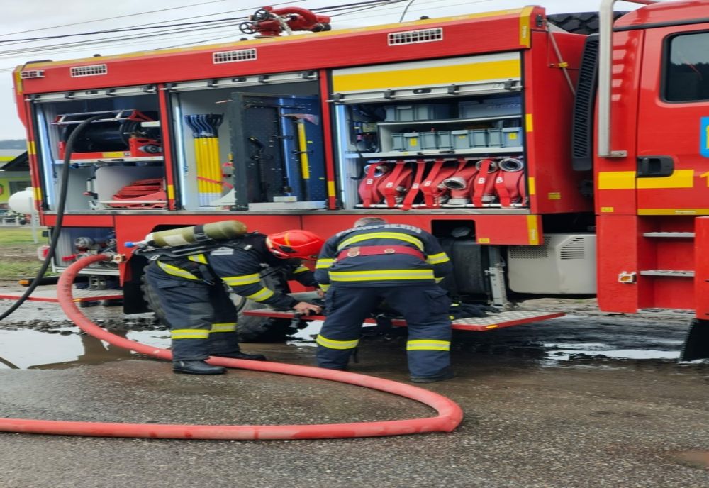 Incendiu la o hală din județul Braşov VIDEO