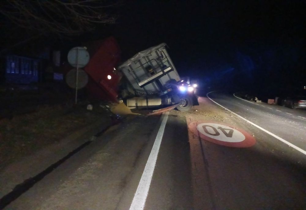 Trafic îngreunat la Pădurea Bogății, din cauza unui camion cu cereale care s-a răsturnat!