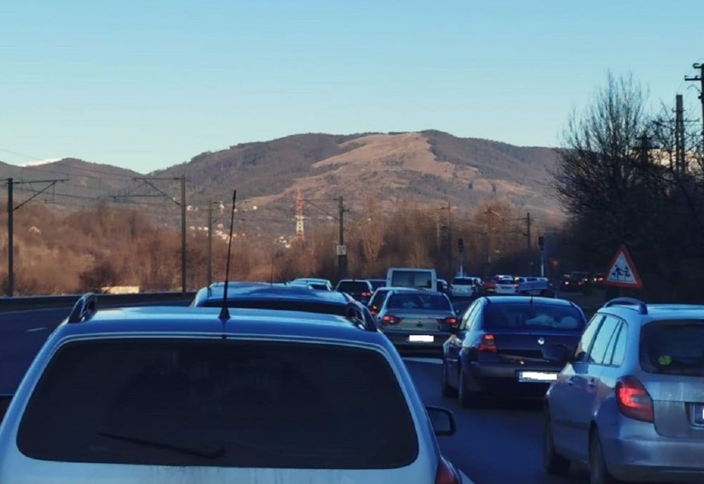 AGLOMERAȚIE PE VALEA PRAHOVEI, ÎNTRE PREDEAL ȘI BUȘTENI